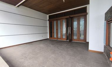 Disewakan Rumah 2 Lantai Nyaman Siap Huni Lokasi di Batununggal Indah Bandung