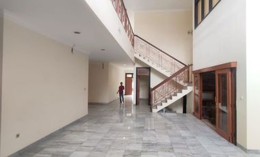 FOR RENT: Luxurious 2-story, 5-bedroom, beautiful house with swimming pool in Cilandak, South Jakarta