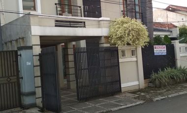 Rumah Minimalis Cipete selatan .Lt, 185 m/Lb 200,m , 2 Lantai ,4 KT ,Fullfurnis, 195 jt/thn