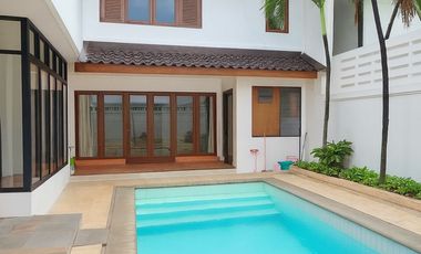 Sewa Rumah Eksklusif di Pejaten Dekat Pejaten Village & AIS – Kolam Renang Pribadi