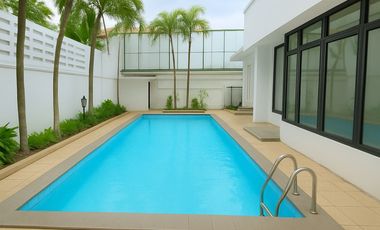 Sewa Rumah Eksklusif di Pejaten Dekat Pejaten Village & AIS – Kolam Renang Pribadi
