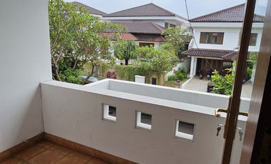 Sewa Rumah Eksklusif di Pejaten Dekat Pejaten Village & AIS – Kolam Renang Pribadi