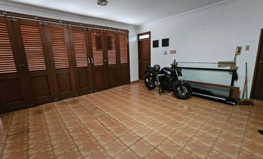 Sewa Rumah Eksklusif di Pejaten Dekat Pejaten Village & AIS – Kolam Renang Pribadi