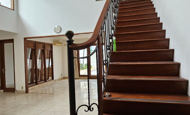 Sewa Rumah Eksklusif di Pejaten Dekat Pejaten Village & AIS – Kolam Renang Pribadi