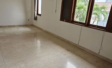 Sewa Rumah Eksklusif di Pejaten Dekat Pejaten Village & AIS – Kolam Renang Pribadi