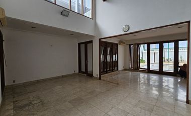 Sewa Rumah Eksklusif di Pejaten Dekat Pejaten Village & AIS – Kolam Renang Pribadi