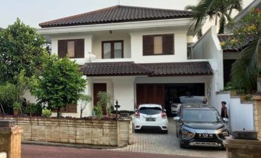 Sewa Rumah Eksklusif di Pejaten Dekat Pejaten Village & AIS – Kolam Renang Pribadi