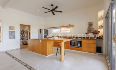 Residencia Panorámica con Vista al Mar en un Terreno Único de 1,180 m² en Punta Zicatela