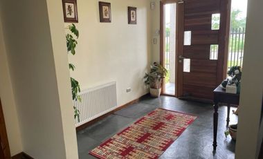 ¡OPORTUNIDAD! Vende casa estilo mediterráneo en sector Villa las Palmas, Osorno