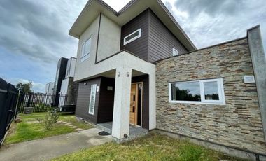 ¡OPORTUNIDAD! Vende casa estilo mediterráneo en sector Villa las Palmas, Osorno