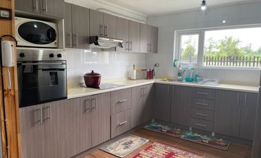 ¡OPORTUNIDAD! Vende casa estilo mediterráneo en sector Villa las Palmas, Osorno