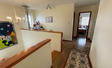 ¡OPORTUNIDAD! Vende casa estilo mediterráneo en sector Villa las Palmas, Osorno