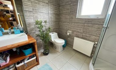 ¡OPORTUNIDAD! Vende casa estilo mediterráneo en sector Villa las Palmas, Osorno