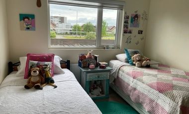 ¡OPORTUNIDAD! Vende casa estilo mediterráneo en sector Villa las Palmas, Osorno