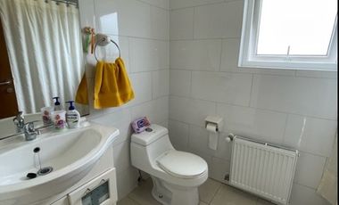 ¡OPORTUNIDAD! Vende casa estilo mediterráneo en sector Villa las Palmas, Osorno