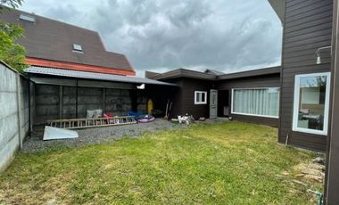 ¡OPORTUNIDAD! Vende casa estilo mediterráneo en sector Villa las Palmas, Osorno