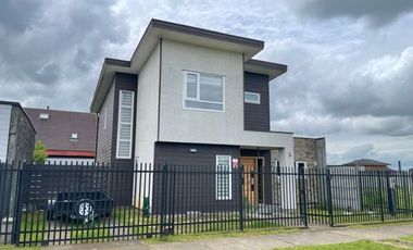 ¡OPORTUNIDAD! Vende casa estilo mediterráneo en sector Villa las Palmas, Osorno