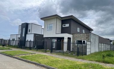 ¡OPORTUNIDAD! Vende casa estilo mediterráneo en sector Villa las Palmas, Osorno