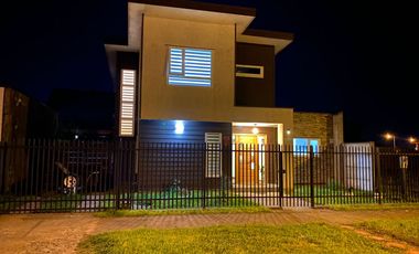 ¡OPORTUNIDAD! Vende casa estilo mediterráneo en sector Villa las Palmas, Osorno