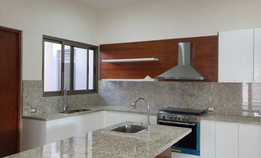 SE VENDE BONITA Y AMPLIA CASA EN PARQUE CENTRAL CHOLUL MERIDAD YUCATAN