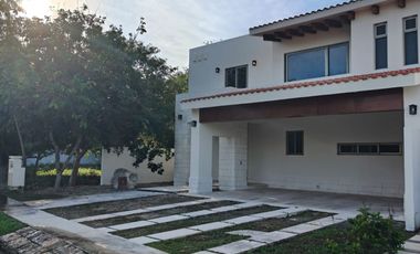 SE VENDE BONITA Y AMPLIA CASA EN PARQUE CENTRAL CHOLUL MERIDAD YUCATAN