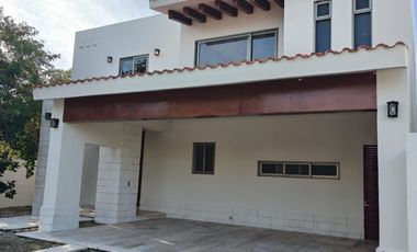 SE VENDE BONITA Y AMPLIA CASA EN PARQUE CENTRAL CHOLUL MERIDAD YUCATAN