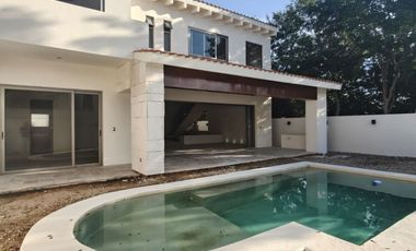 SE VENDE BONITA Y AMPLIA CASA EN PARQUE CENTRAL CHOLUL MERIDAD YUCATAN