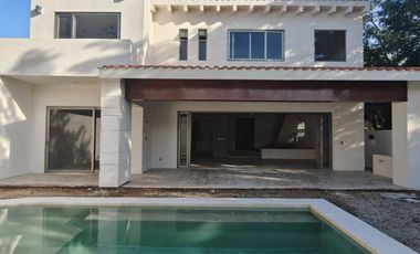 SE VENDE BONITA Y AMPLIA CASA EN PARQUE CENTRAL CHOLUL MERIDAD YUCATAN