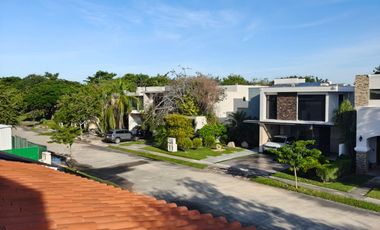 SE VENDE BONITA Y AMPLIA CASA EN PARQUE CENTRAL CHOLUL MERIDAD YUCATAN