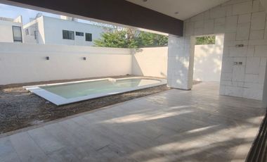SE VENDE BONITA Y AMPLIA CASA EN PARQUE CENTRAL CHOLUL MERIDAD YUCATAN