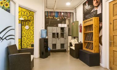 ARRIENDO – CASA COMERCIAL E INDUSTRIAL DOS PISOS MAS MANZARDA