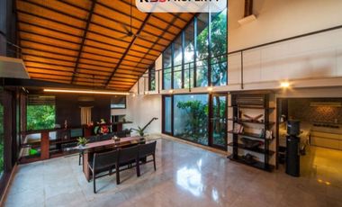 FOR SALE VILLA WITH BEAUTY SWIMMING POOL AND JUNGLE VIEW AT SUKAWATI