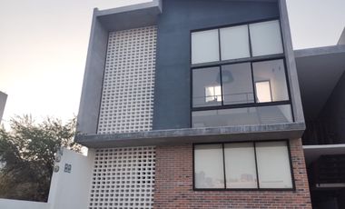 Town House industrial en Valle Tinto, Corregidora, Querétaro.