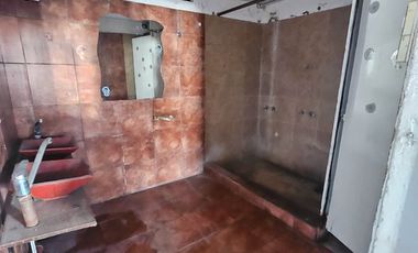 SE ALQUILAN 315M2 LOCAL   + GALPON + DEPOSITO c/OFIC  MAS SOTANO DE 90M2 (OPCION MAS GALPON TOTAL 630 M2)