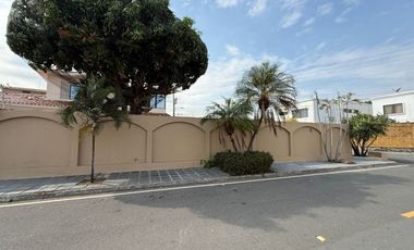 Casa de 600 m² con 5 dormitorios  en venta en Samborondon