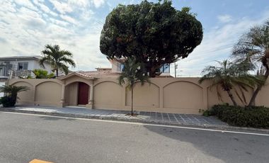 Casa de 600 m² con 5 dormitorios  en venta en Samborondon