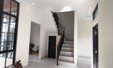 Perumahan Murah Jogja ; Rumah 2 Lantai Kaliurang Dekat UGM ; Carport 2 Mobil