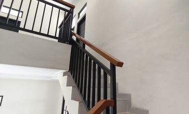 Perumahan Murah Jogja ; Rumah 2 Lantai Kaliurang Dekat UGM ; Carport 2 Mobil