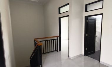 Perumahan Murah Jogja ; Rumah 2 Lantai Kaliurang Dekat UGM ; Carport 2 Mobil