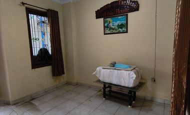 Quick Sale – Classic Home on a Large Lot, Steps Away from Permata Hospital Property