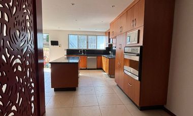 BRITANIA LA CALERA RENTA CASA 3 NIVELES DE 320M2