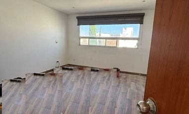 BRITANIA LA CALERA RENTA CASA 3 NIVELES DE 320M2