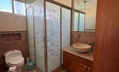 BRITANIA LA CALERA RENTA CASA 3 NIVELES DE 320M2