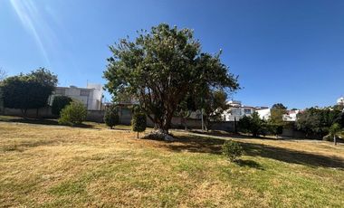 BRITANIA LA CALERA RENTA CASA 3 NIVELES DE 320M2