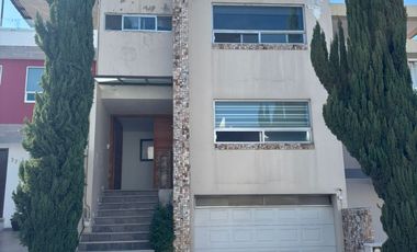 BRITANIA LA CALERA RENTA CASA 3 NIVELES DE 320M2