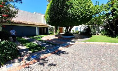 CASA EN VENTA VALLE REAL CON ALBERCA Y MUCHO JARDÍN