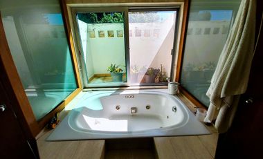 CASA EN VENTA VALLE REAL CON ALBERCA Y MUCHO JARDÍN