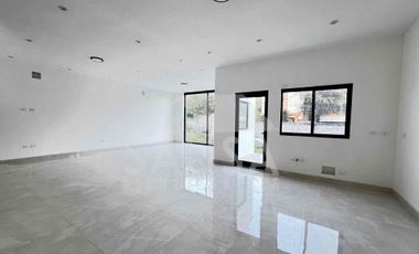 CASA EN RENTA EN LA JOYA FRENTE A PARQUE