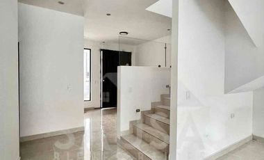 CASA EN RENTA EN LA JOYA FRENTE A PARQUE