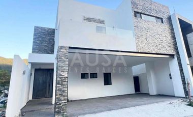 CASA EN RENTA EN LA JOYA FRENTE A PARQUE